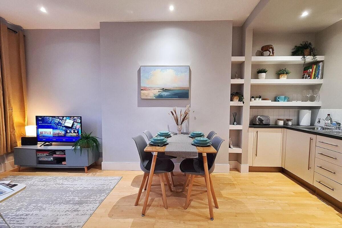 1-Bed Apartment, Close To Kensington Olympia With Free Wi-Fi & Netflix London Exteriör bild