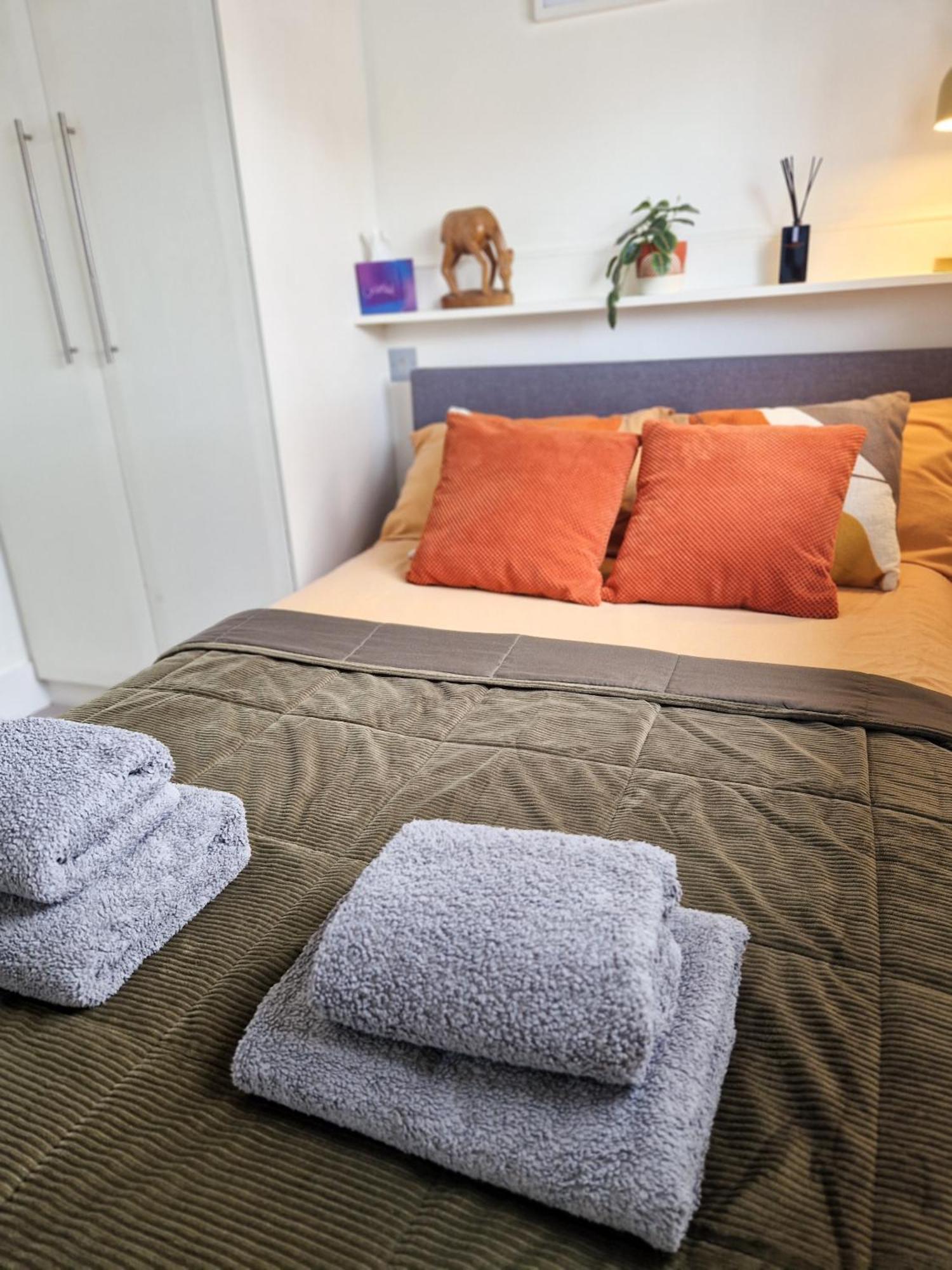 1-Bed Apartment, Close To Kensington Olympia With Free Wi-Fi & Netflix London Exteriör bild